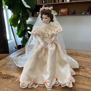 The Ashton-Drake Galleries "Elizabeth" Porcelain Bride Doll 19 in 1994